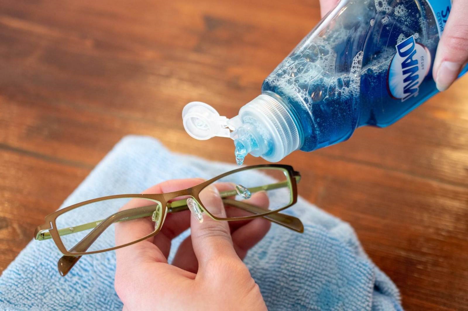 These Amazing Dish Soap Hacks Will Help You Clean Everything Around The