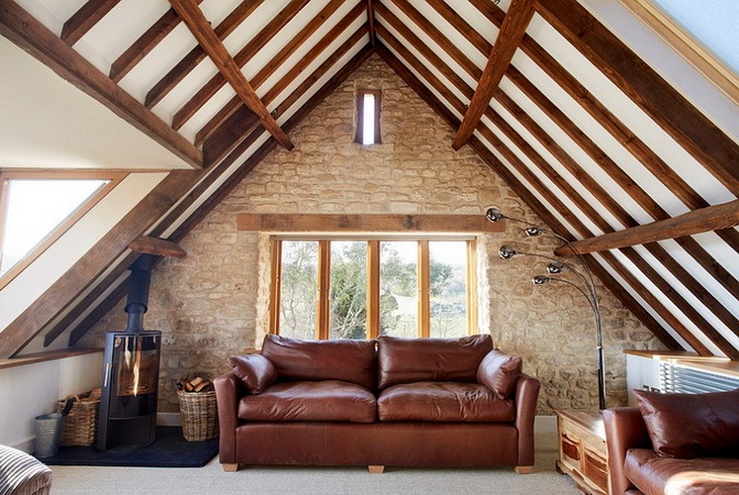 Tight-attic-residing-room-of-the-renovated-aged-barn