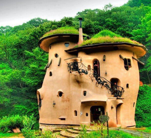 Cob-House-Round-Orange-Castle