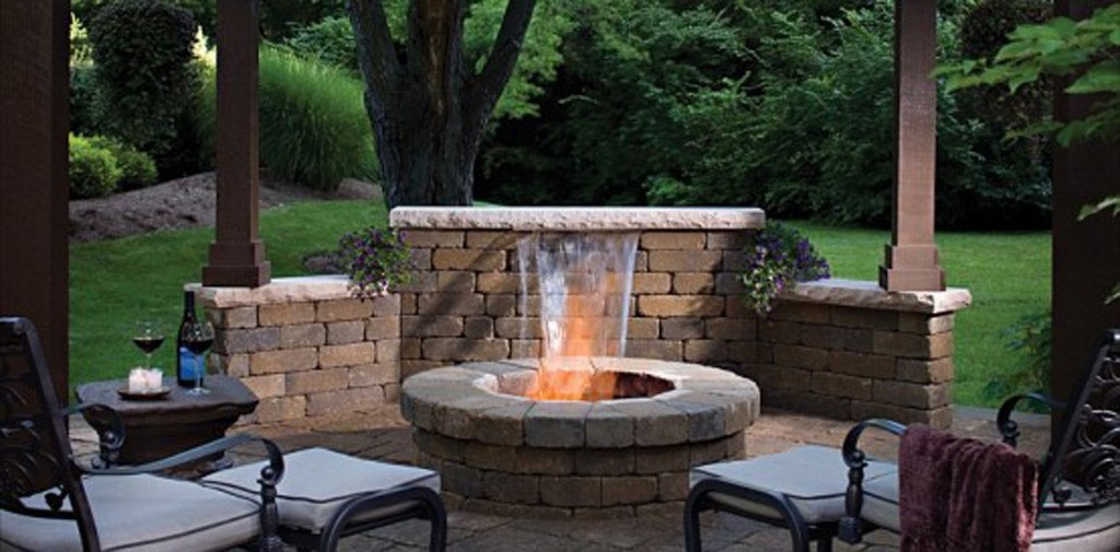 Modern-House-Backyard-Patio-Great-Outdoor-Fireplace-Designs-Ideas