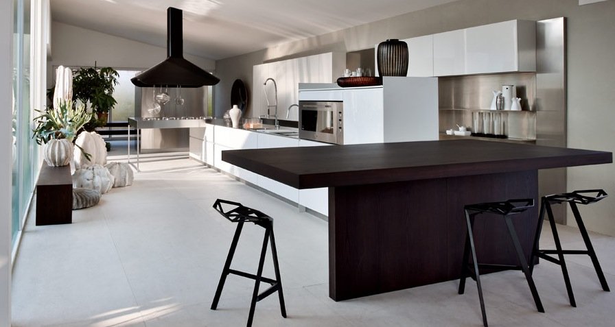 Spacious-White-Italian-Kitchen-Design-with-Wooden-Dining-Table