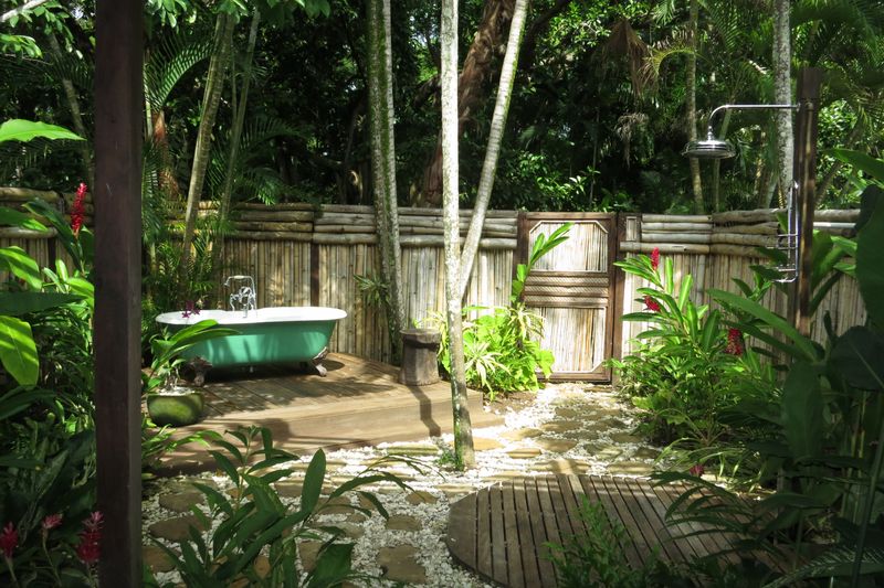 outdoor-bathrooms-in-the-flemming-villa