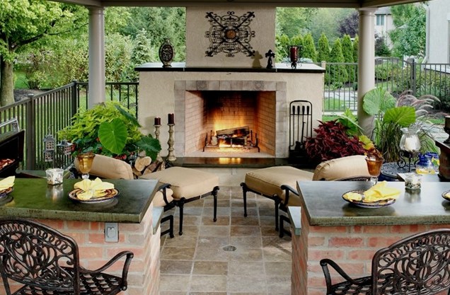 outdoor-fireplace-vs-outdoor-fire-pit