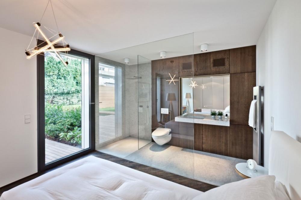 master-bedroom-design-with-bathroom-using-glass-partition