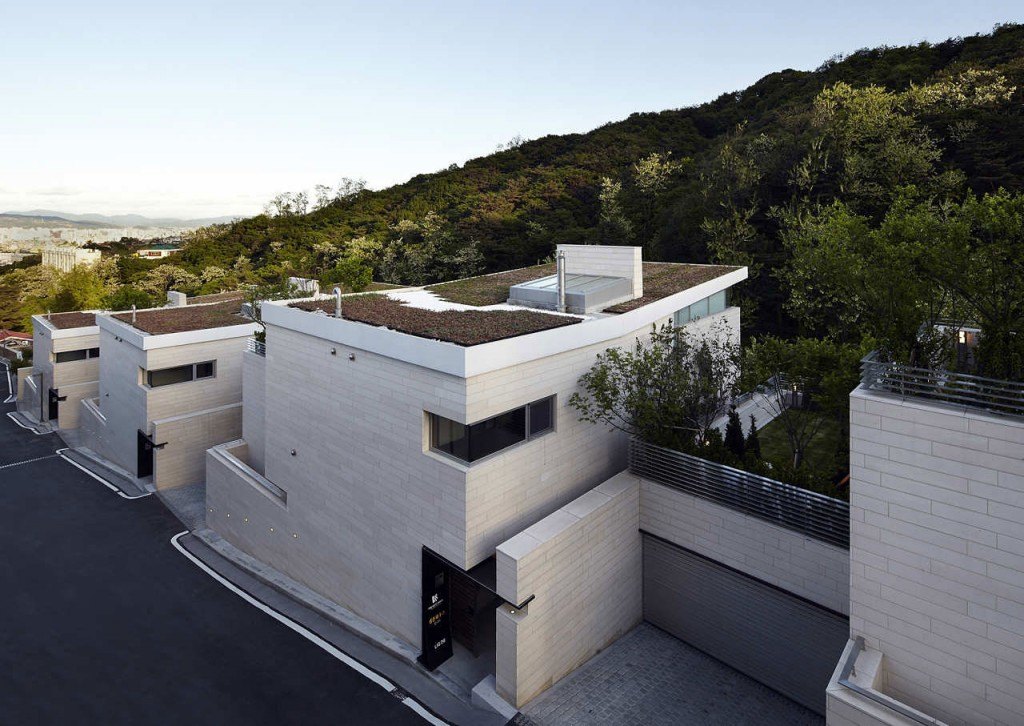 modern-white-exterior-house-design-with-false-brick-wall-and-grass-roof-ideas