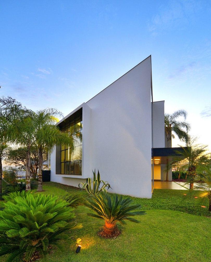 Stylish-Residence-in-Brazil-by-Raffo-Arquitetura-03-810x1006