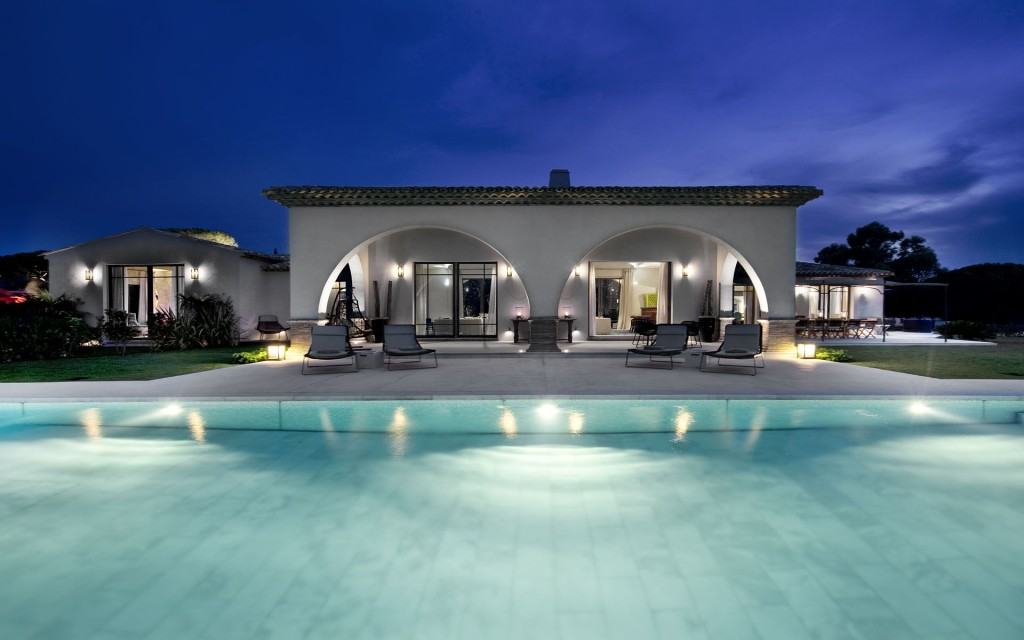 arched-pool-house-at-night