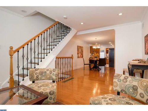 two-story townhouse in graduate hospital