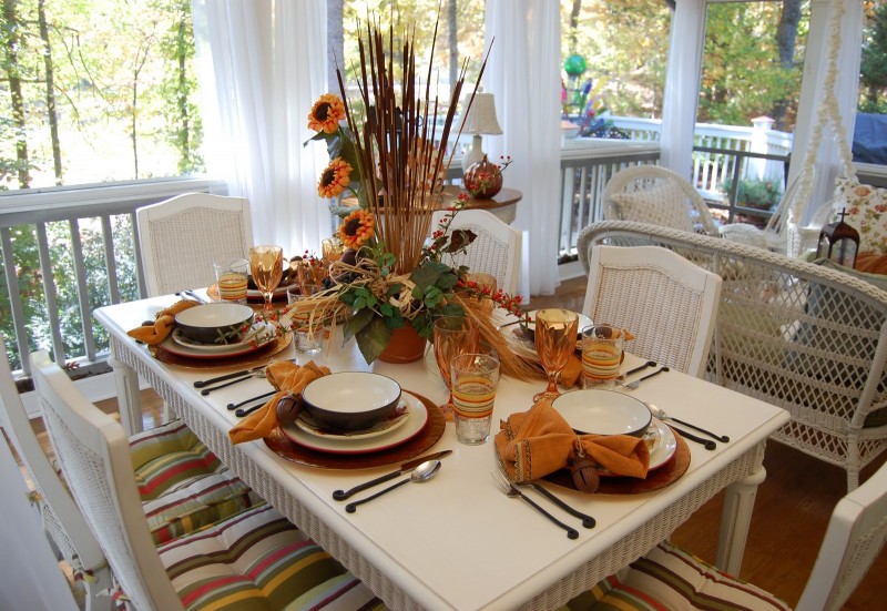 Casual but traditional dining room design perfect for thanksgiving