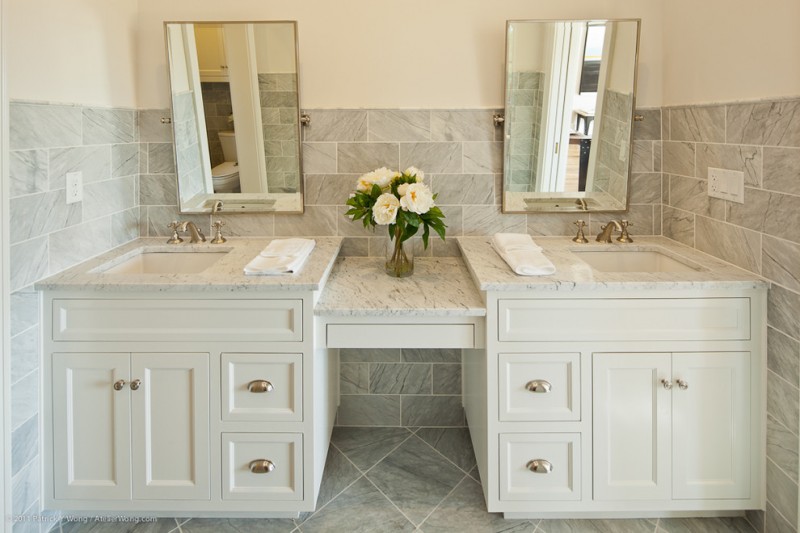 Simple but elegant bathroom mirror