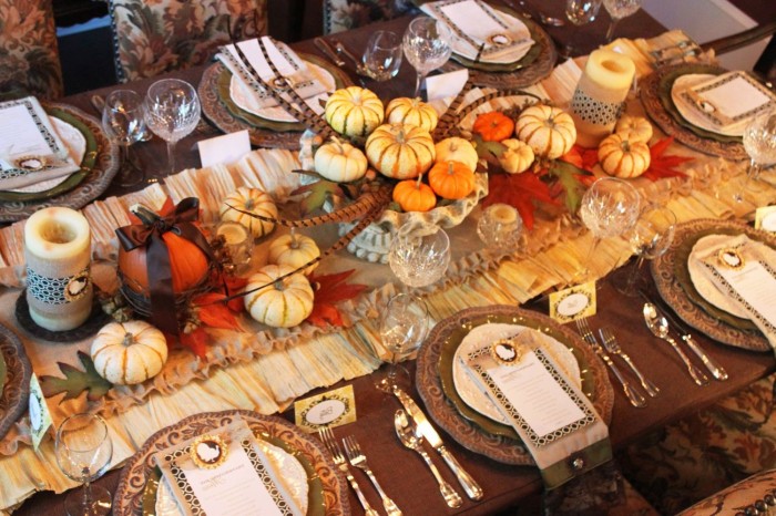 Beautiful Thanksgiving dining room center piece