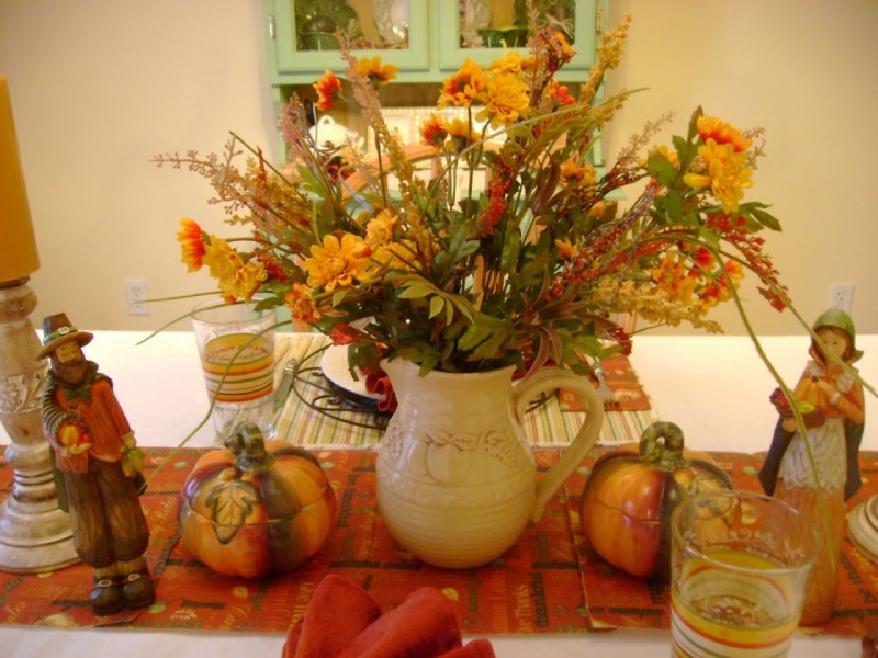 thanksgiving dining room with pilgrim figurines