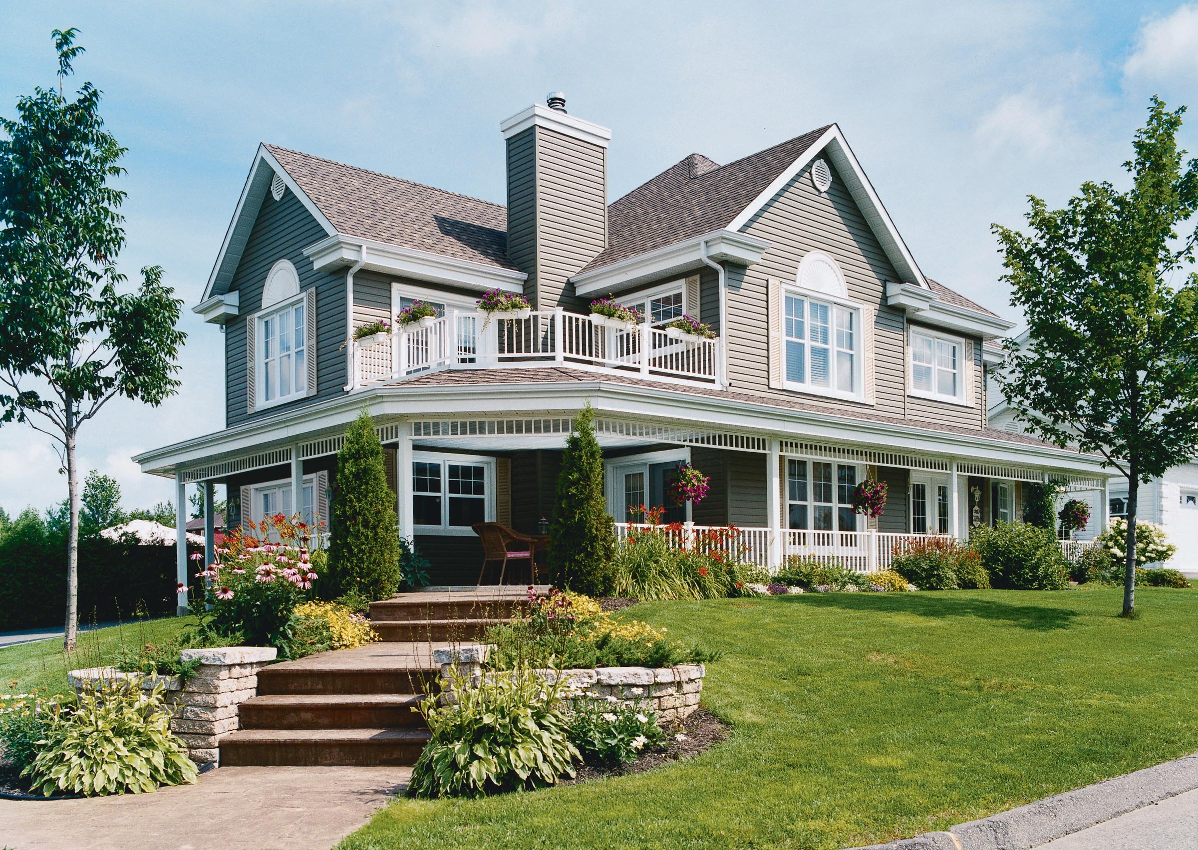 20 Homes With Beautiful Wrap-Around Porches - Housely