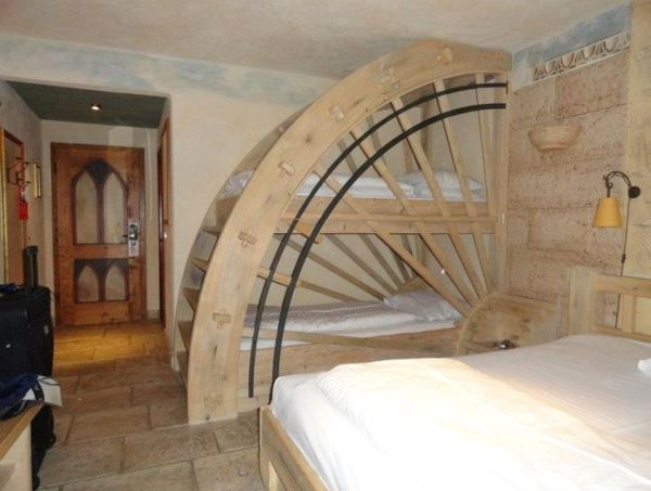 bunk bed shaped like a wheel