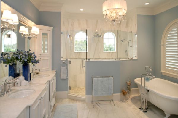 bathroom with chandelier 