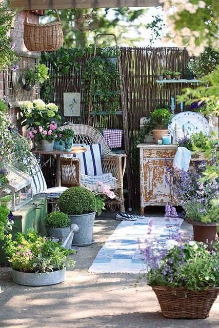 20 Relaxing Backyard Reading Nook Designs