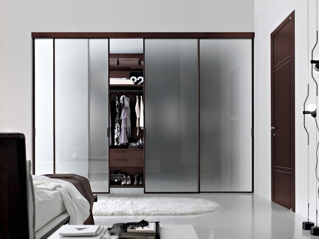 20 Beautiful Glass Walk In Closet Designs