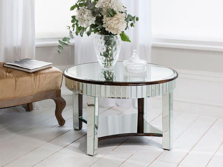 20 Beautiful Living Rooms With Mirrored Furniture