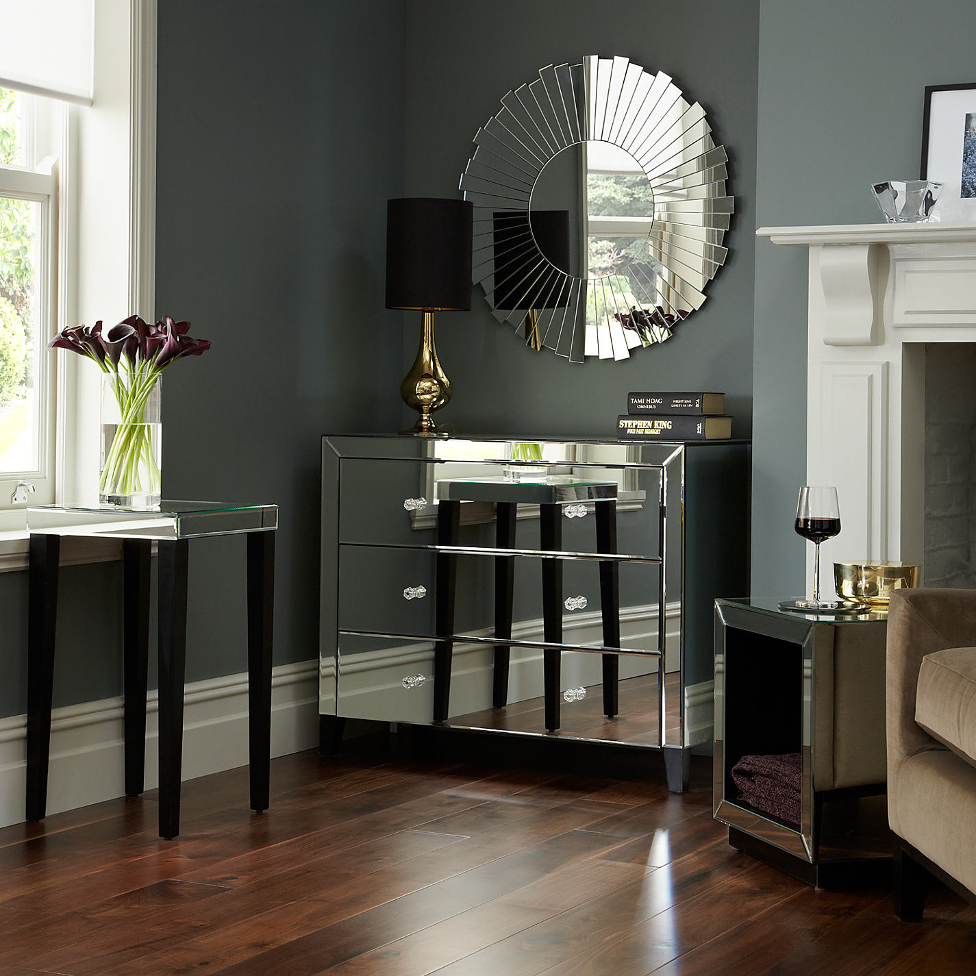 20 Beautiful Living Rooms With Mirrored Furniture