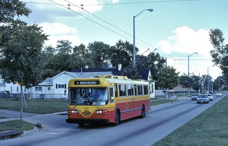 Dayton Flyer E800 trolleybus in 1993 paint scheme, in 1996. Steve Morgan photo.