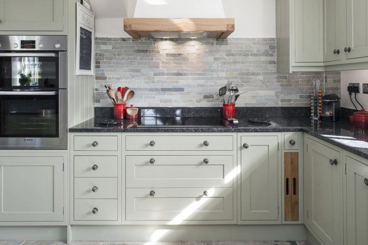 gray stone kitchen backsplash