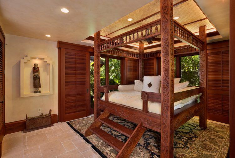 four poster bed with steps