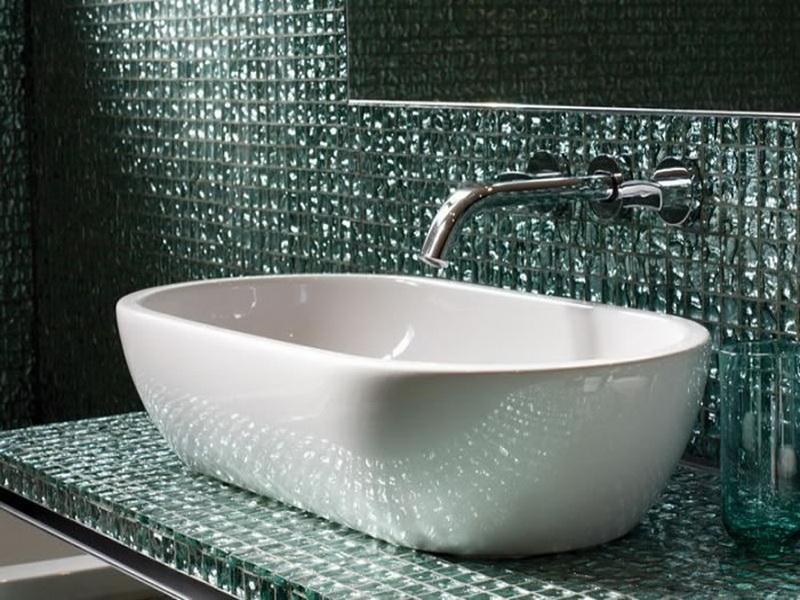 15 Beautiful Glass Bathroom Tile Designs