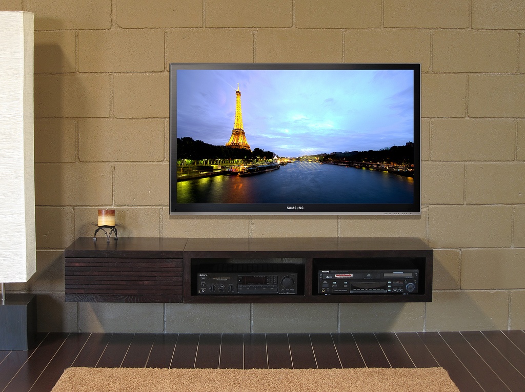 How To Mount a Big Screen TV on The Wall - Housely