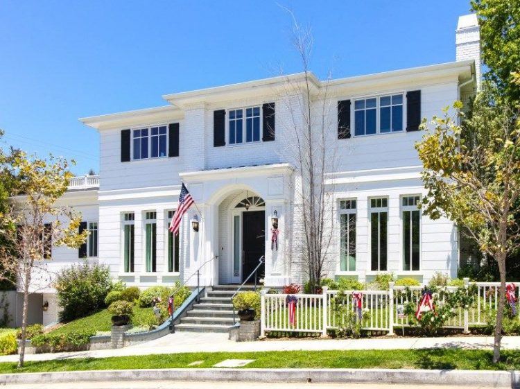 exterior view of kevin nealon's house