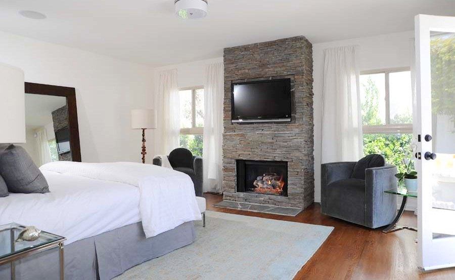 20 Beautiful Bedrooms With Stone Fireplace Designs