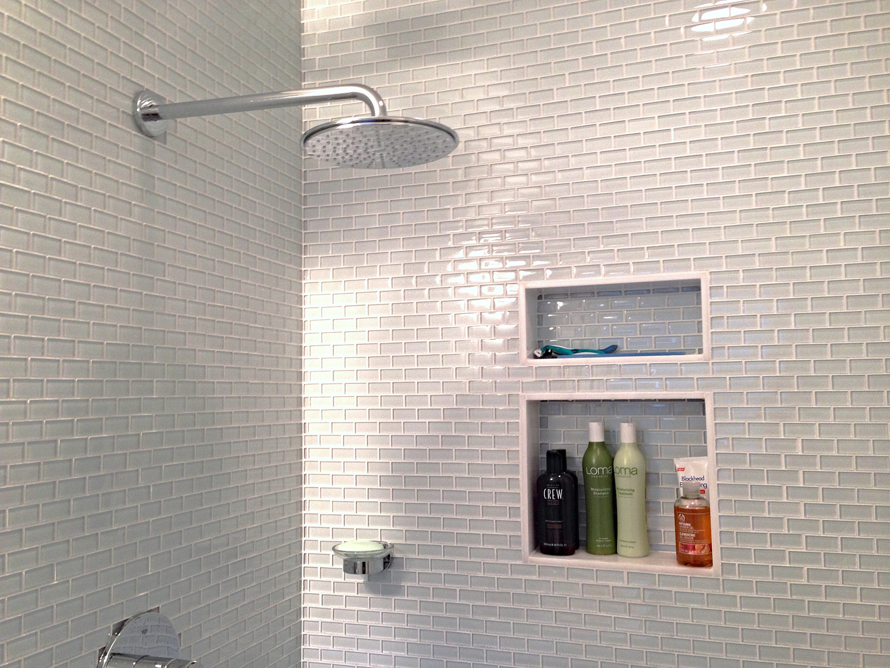 15 Beautiful Glass Bathroom Tile Designs