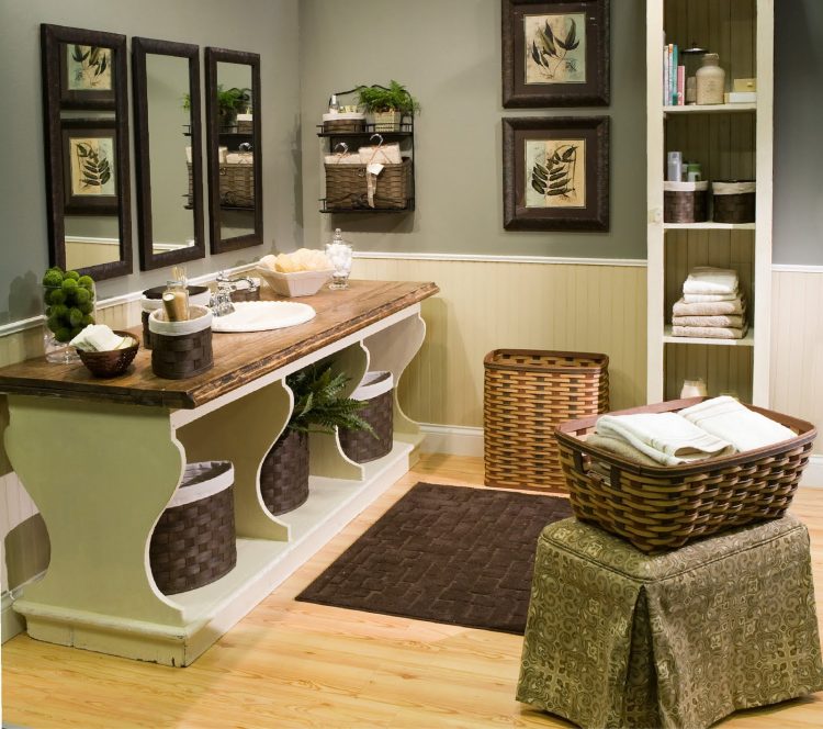 fully decorated bathroom with hardwood flooring