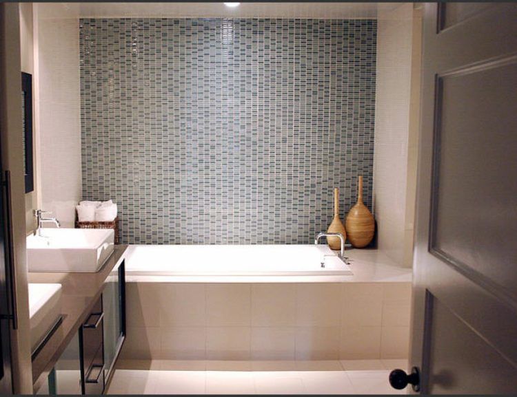 small bathroom with tub