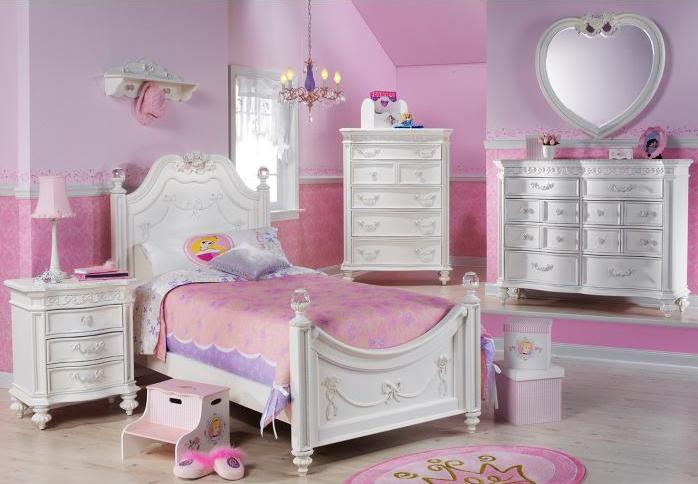 pink bedroom with heart mirror 