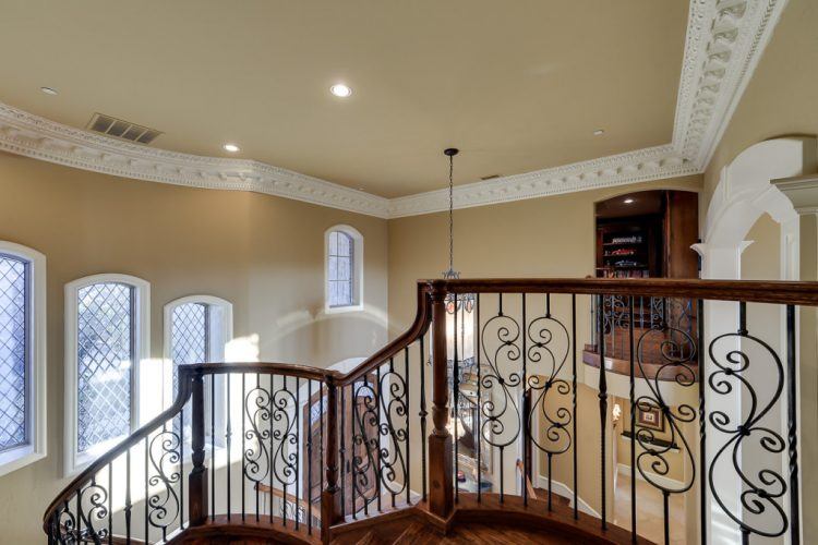 ornate crown molding for ceiling 