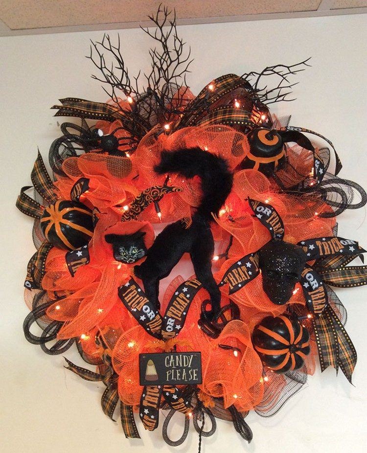 black-cat-halloween-wreath