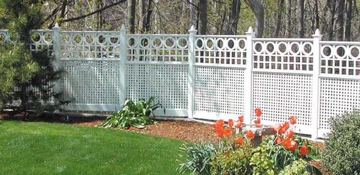 white vinyl fence with lattice top