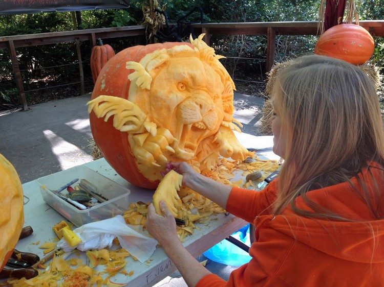 panther-pumpkin-carving