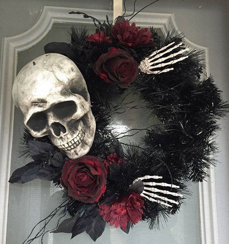 skull-themed-halloween-wreath