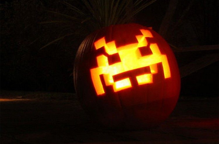 space-invaders-pumpkin-carving