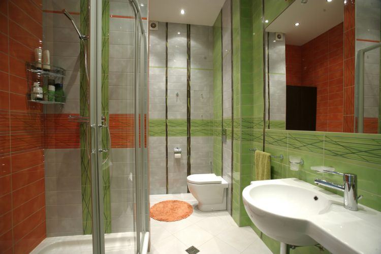 striking-contrasts-green-bathroom