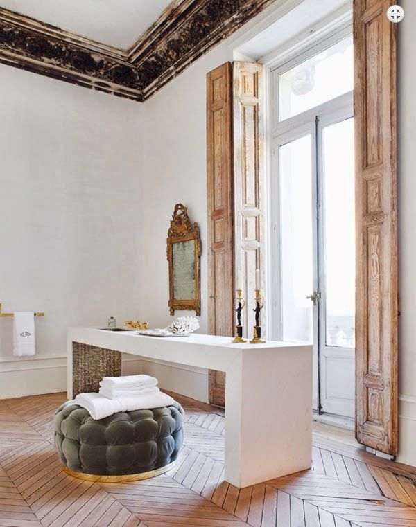 beautiful gray and black ornate crown molding in bathroom