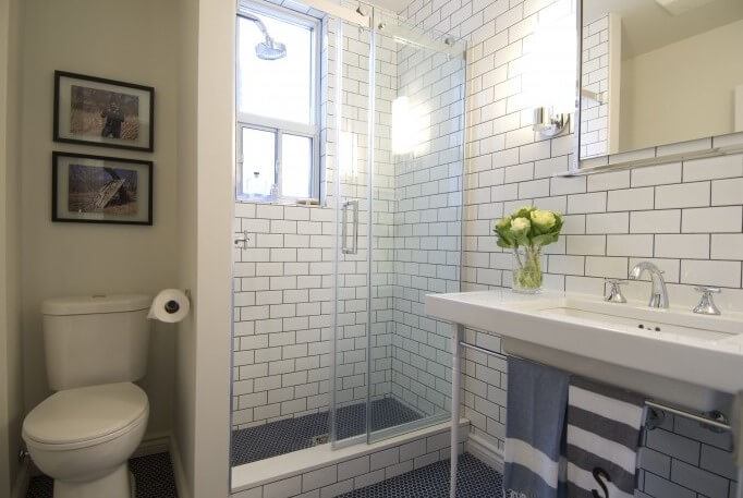 bathroom with tiled wall