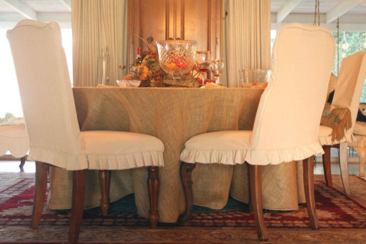 table-cloth-chairs-rug-flower-curtains-750x500