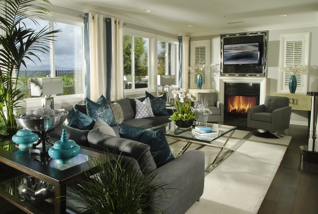 traditional living room with accent pillows