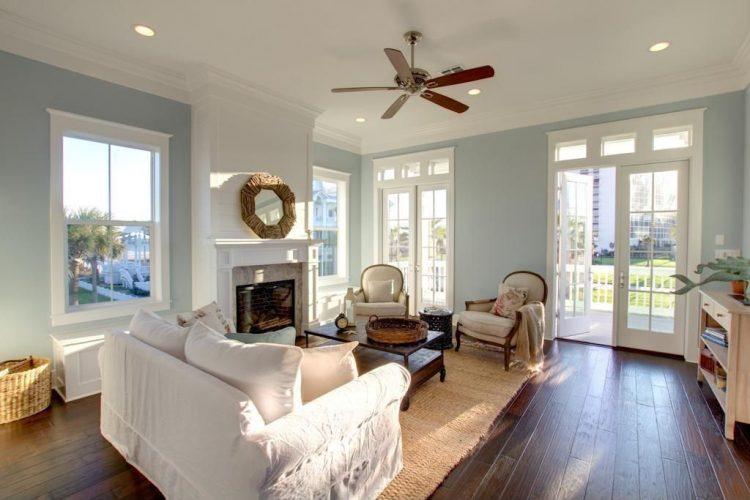 traditional living room with crown molding