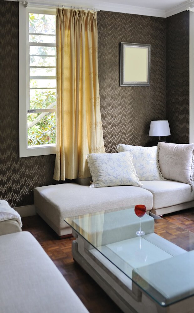 living room decor with wallpaper