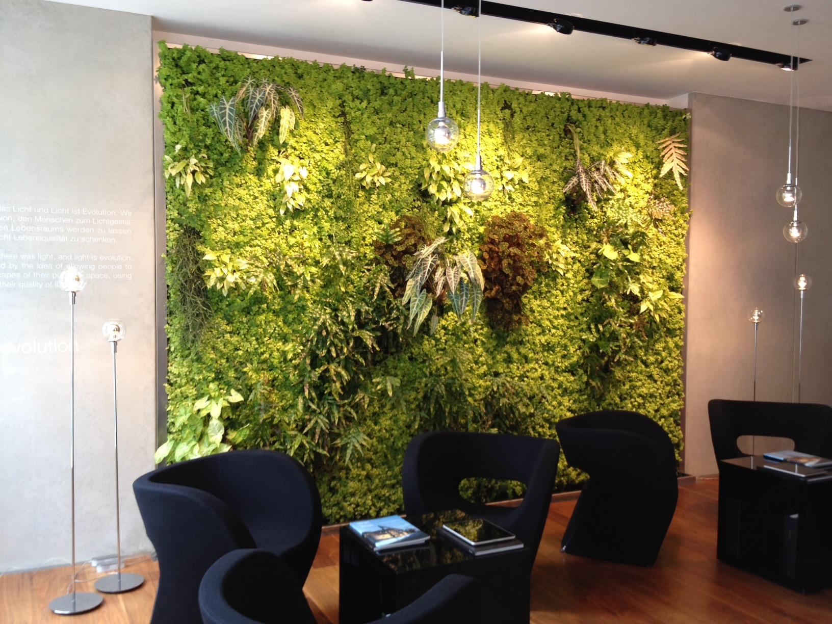 20 Living Spaces With Living Wall Designs