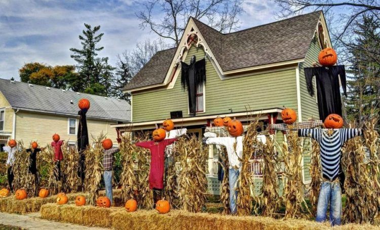 halloween yard decoration with pumpkins