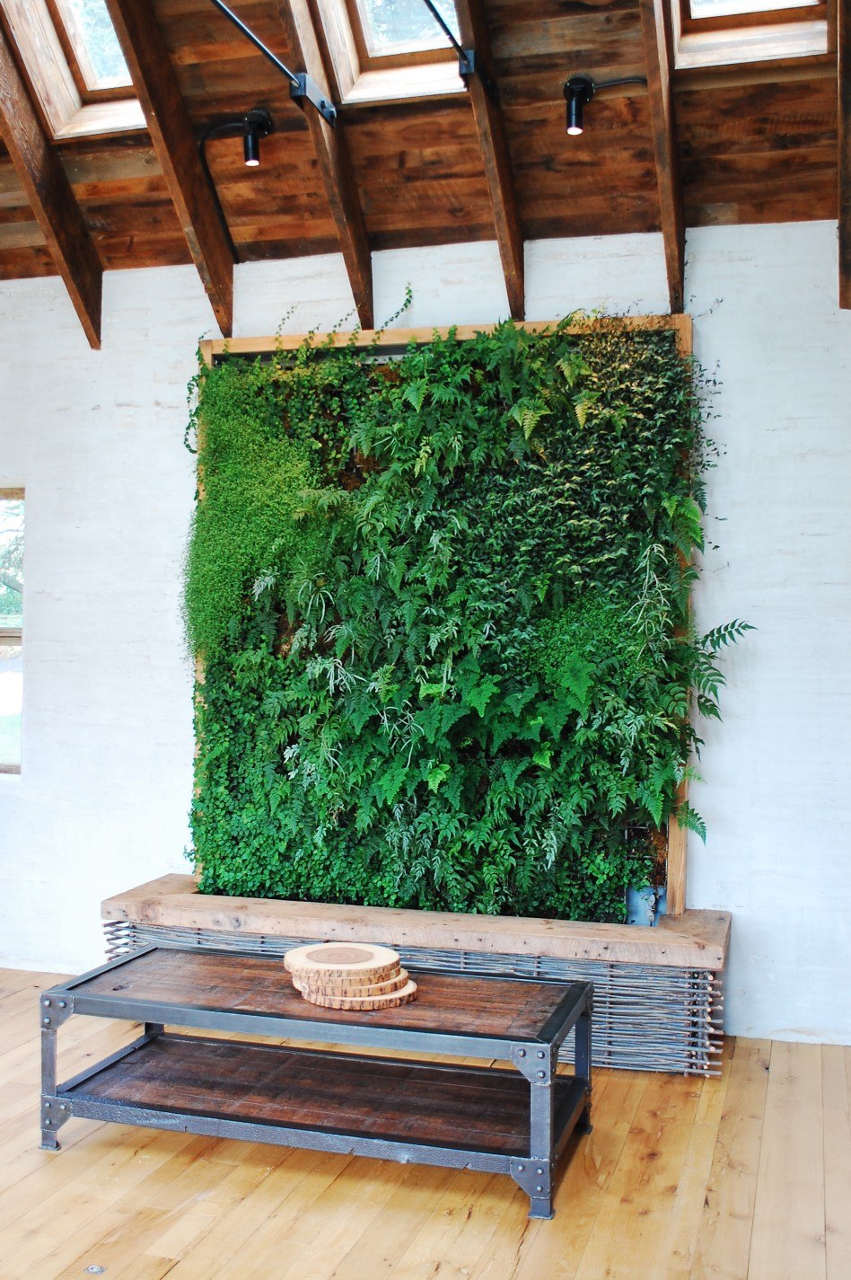 20 Living Spaces With Living Wall Designs